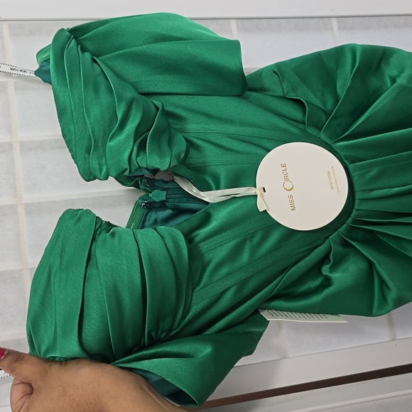 #56.Miss Circle Emerald Green Drape Dress NWT - Picture 4 of 6